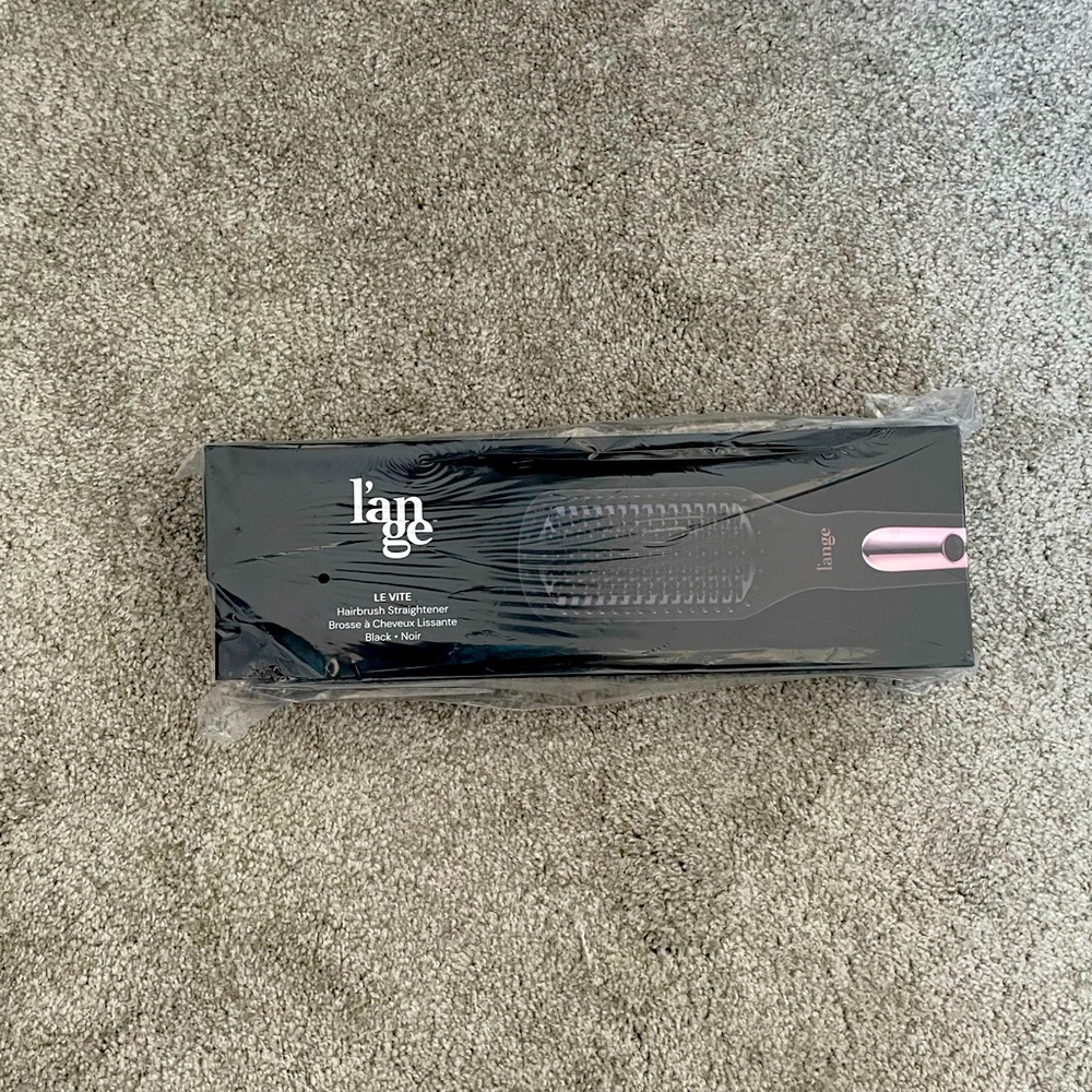 *new in box** Hair straightening brush